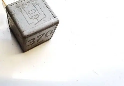 Volkswagen PASSAT B5.5 Other relay 8D0951253A v23134-j52-x300
