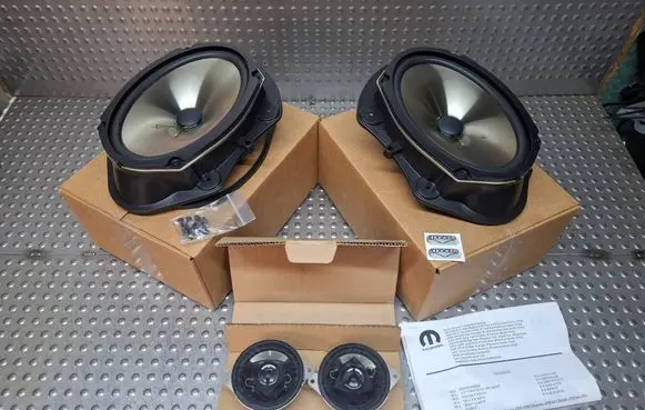 Chrysler 300C Audio system kit 82214735