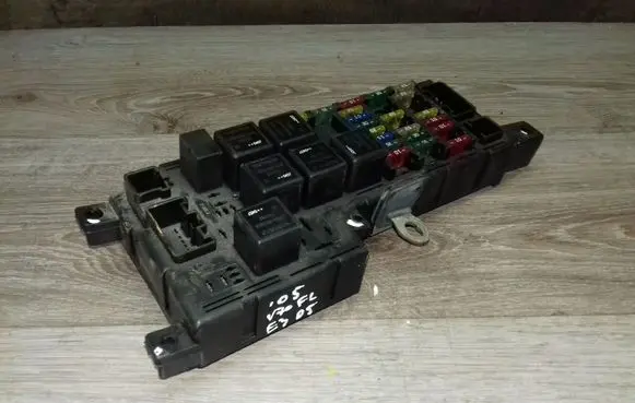 Volvo V70 Fuse module 30728008