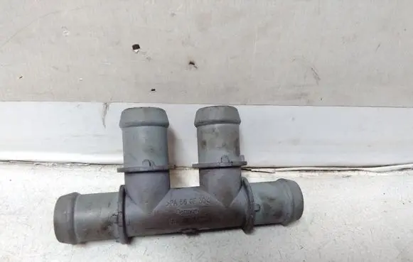 Nissan Juke I F15 Engine coolant pipe/hose 2029223