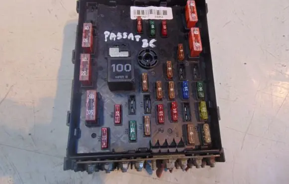 Volkswagen PASSAT B6 Fuse box set 3C0937125