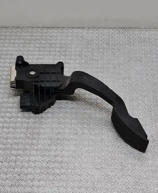 Opel Corsa D Accelerator throttle pedal 13305804 B720