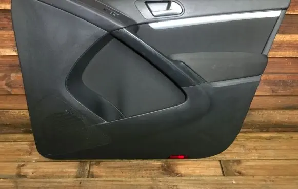 Volkswagen Tiguan Front door card panel trim