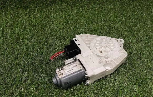 Skoda Yeti (5L) Rear door window regulator motor 8K0959812 965577100