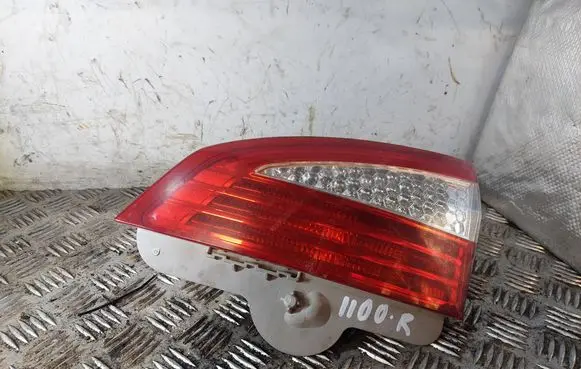 Tailgate rear/tail lights