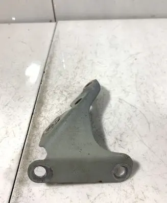 Audi Q7 4L Fender mounting bracket 4L0821135