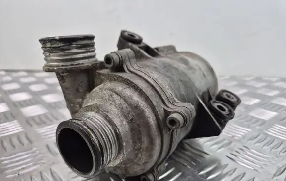 BMW 5 F10 F11 Water pump 7597715