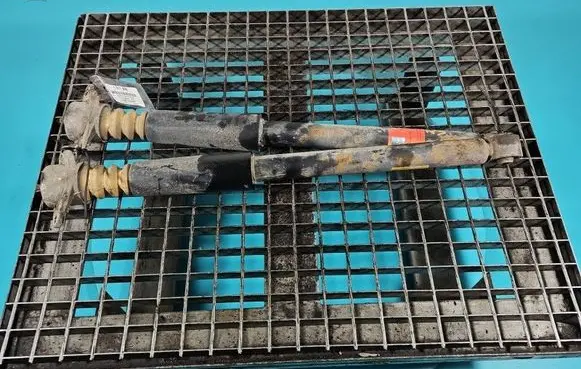 Rear shock absorber/damper