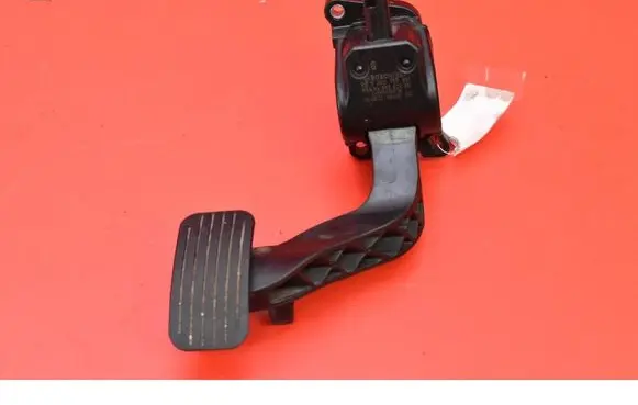 Accelerator throttle pedal