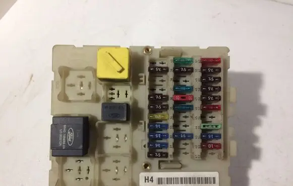 Ford Focus Fuse module 98AG14A073CH 518251905