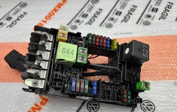 Volkswagen PASSAT B8 Fuse module 5Q0937125B