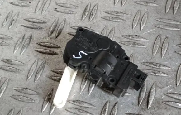 Jaguar F-Pace Air flap motor/actuator EFB497B 1139301380 02092018