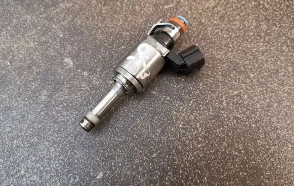 Mazda CX-3 Fuel injector PE0113250B
