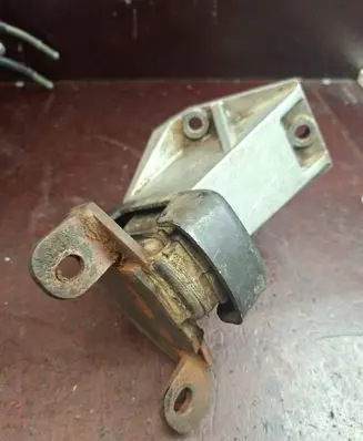 Opel Frontera B Engine mount bracket 91162338