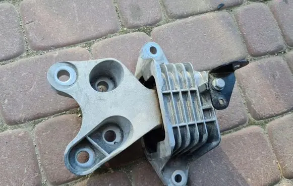 Opel Insignia B Engine mount bracket 84065726