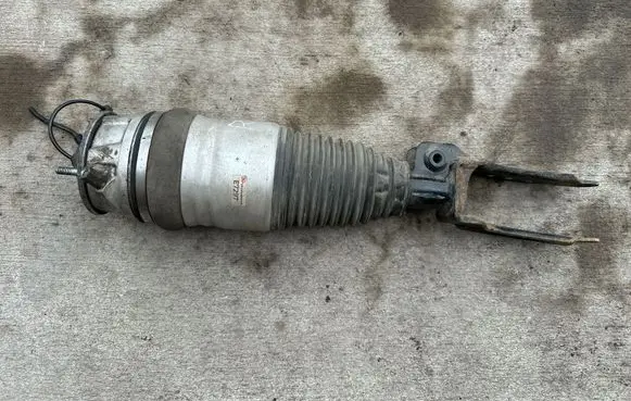 Volkswagen Touareg II Air suspension front shock absorber