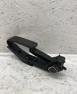 Mercedes-Benz C W204 Accelerator throttle pedal A2203000104