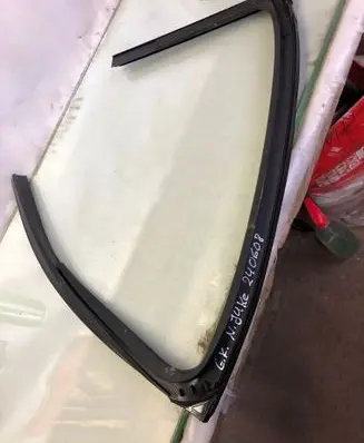 Nissan Juke II F16 Rubber seal rear door window/glass 82331