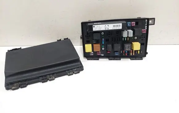 Opel Astra H Fuse module 13206752 5DK00866829 743381