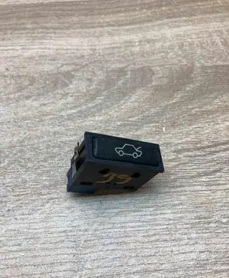BMW 5 E39 Tailgate opening switch 8365579