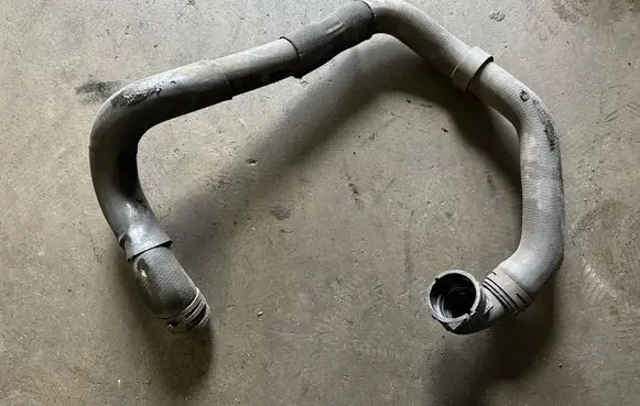 Volkswagen PASSAT B6 Engine coolant pipe/hose