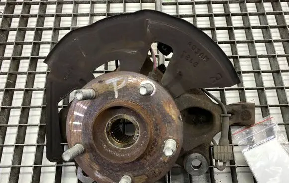 Mazda 3 II Front wheel hub spindle knuckle