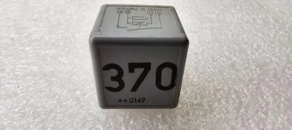 Volkswagen Golf IV Other relay 8D0951253 PA66GF25 V23134J52X300
