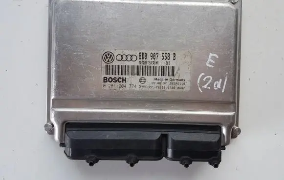 Volkswagen PASSAT B5 Engine control unit/module 8D0907558B 0261204774