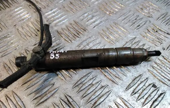 Volkswagen PASSAT B5 Fuel injector 028130201J