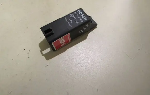 Skoda Octavia Mk2 (1Z) Glow plug pre-heat relay 038907281D 070515