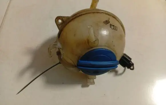 Volkswagen PASSAT B6 Coolant expansion tank/reservoir 1K0121407