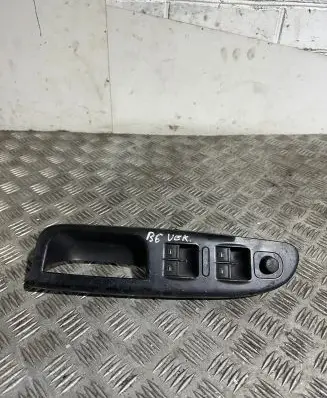 Volkswagen PASSAT B6 Front door window switch trim 3C1867171