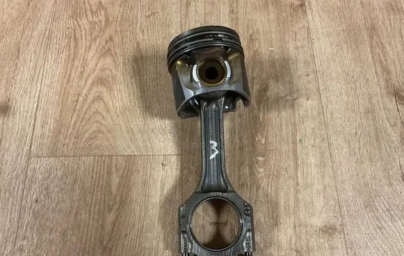 Volkswagen Golf IV Piston with connecting rod 79L46