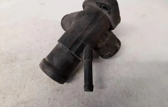 Volkswagen PASSAT B4 Engine coolant pipe/hose 028121133b