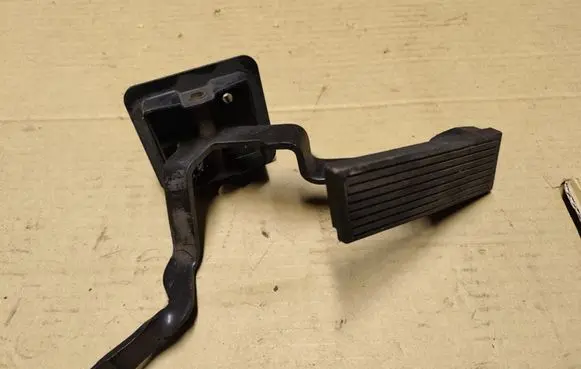 Chrysler PT Cruiser Accelerator throttle pedal 04669789