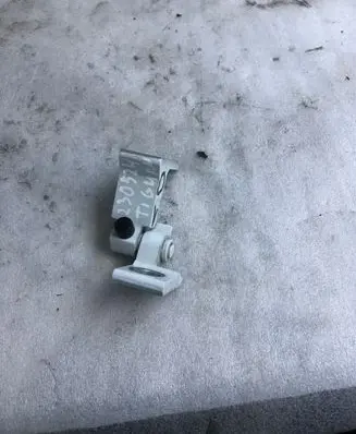Volkswagen Tiguan Front door upper hinge 8x0831404e