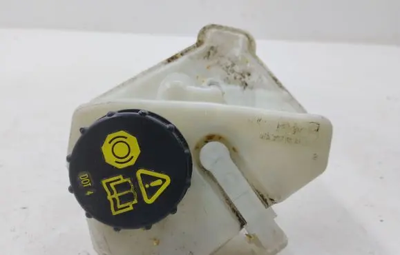 Brake fluid reservoir