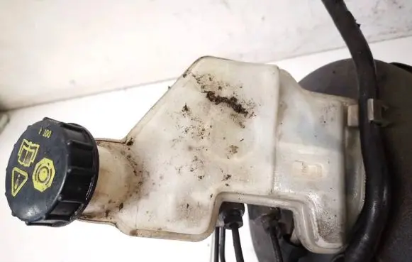 Brake fluid reservoir