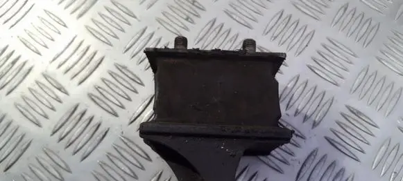 Engine mount bracket