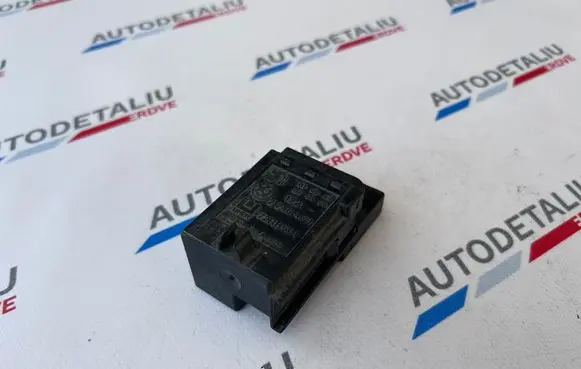 BMW 5 E39 Glow plug pre-heat relay 2246473 12212246473