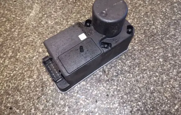 Volkswagen PASSAT B3 Central locking vacuum pump 1H0962257