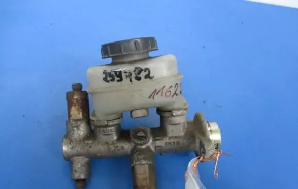 Nissan Sunny Master brake cylinder