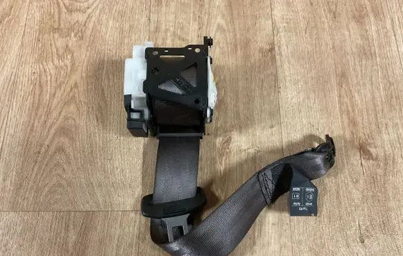 Audi A4 S4 B6 8E 8H Rear seatbelt 8E5857805E 6075202 DATE091100