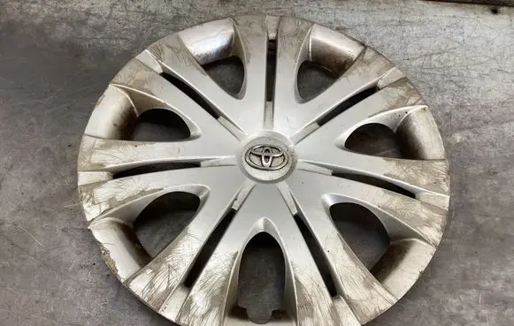 Toyota Avensis T250 R16 wheel hub/cap/trim PA66MD15 4260202320 65861A0