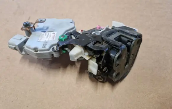 Nissan Patrol Y61 Rear door lock 8255244U00