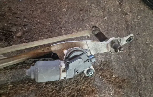 Suzuki Grand Vitara II Front wiper linkage and motor