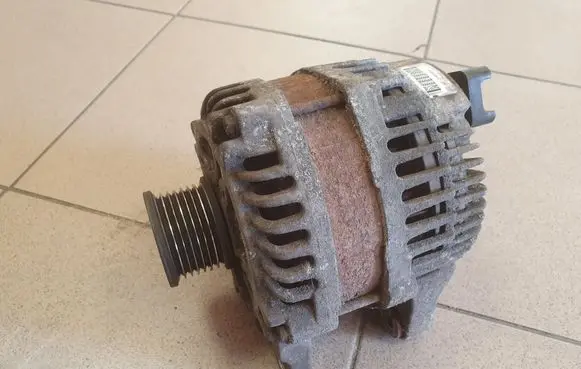 Opel Vivaro Generator/alternator 231009096R