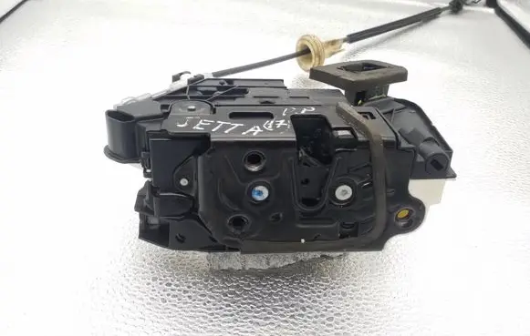 Volkswagen Jetta VI Front door lock 5K1837016E