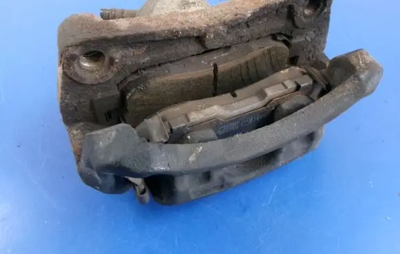 Nissan Juke I F15 Front brake caliper