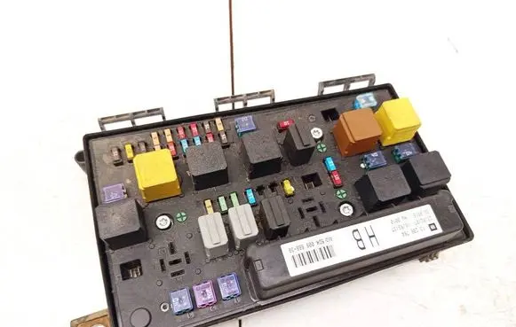 Opel Zafira B Fuse box set 13206754